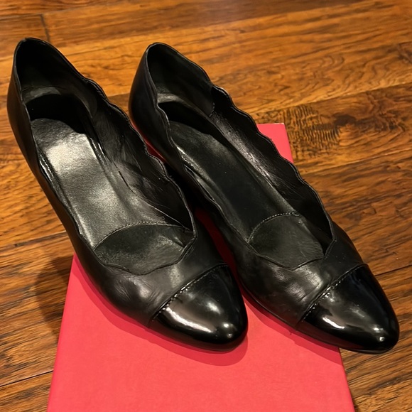 Vaneli “Dallan” scalloped dress wedge black shoe. - Picture 2 of 11